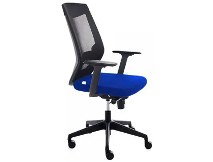 Imagen Silla rocada de oficina con brazos tapizada en tela ignifuga azul y respaldo en polimero negro