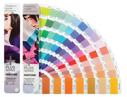 Imagen Guia de colores pantone plus formula guide incluye indice de colores y acceso web de pantone para diseño